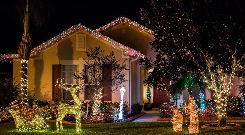 A Guide to Fitting Outdoor Christmas Lighting