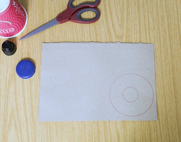 two circles drawn on a piece of card, one inside the other