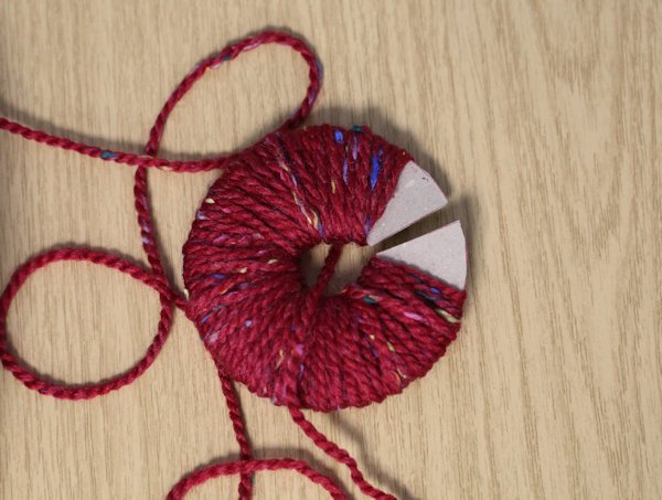 wool fully wrapped around two pieces of card